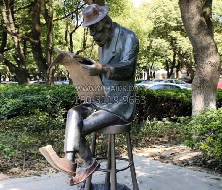 看报纸的西方人物铜雕雕塑