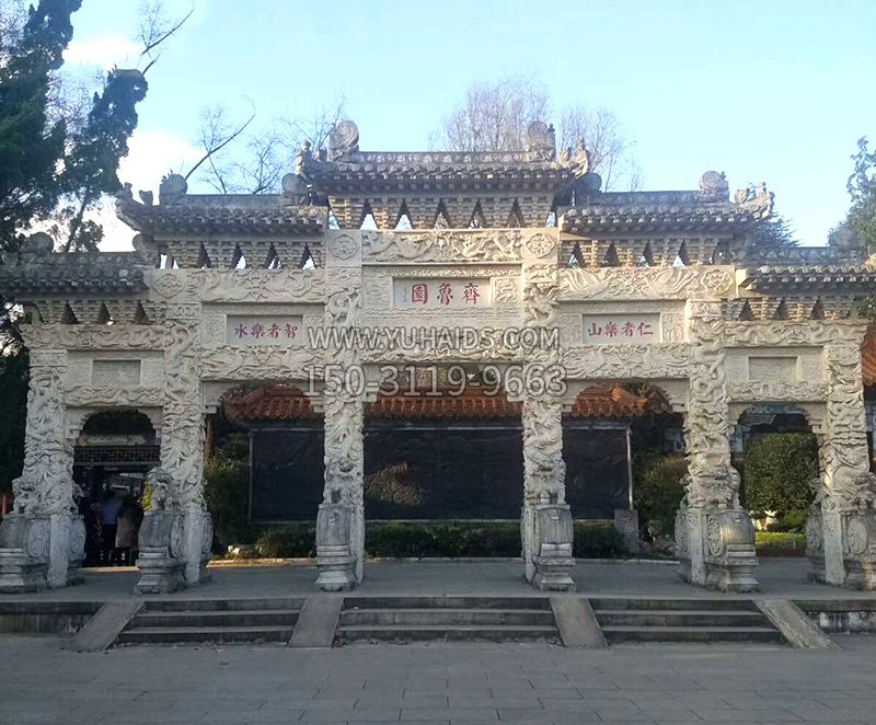 临沭朱村的石雕牌坊楼雕塑