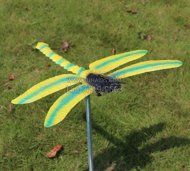 绿色草丛动物蜻蜓插件雕塑