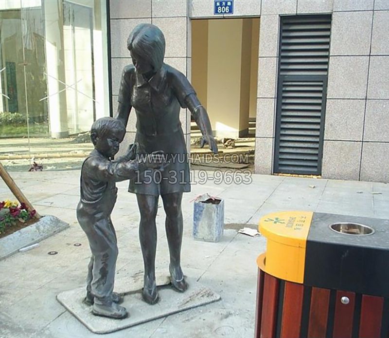 妈妈教孩子扔垃圾广场人物铜雕雕塑