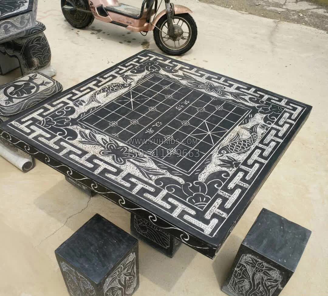 青石小区棋盘石桌雕塑