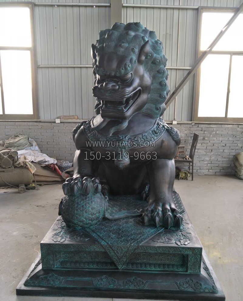 青铜踩球北京狮雕塑