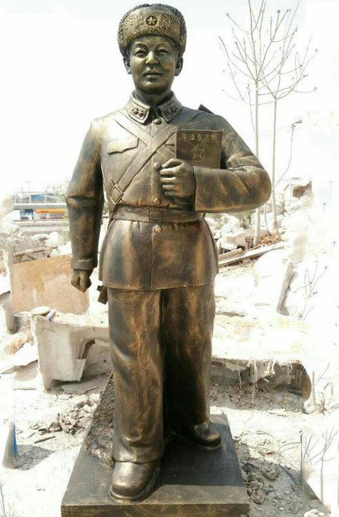 手拿毛主席语录的雷锋雕塑