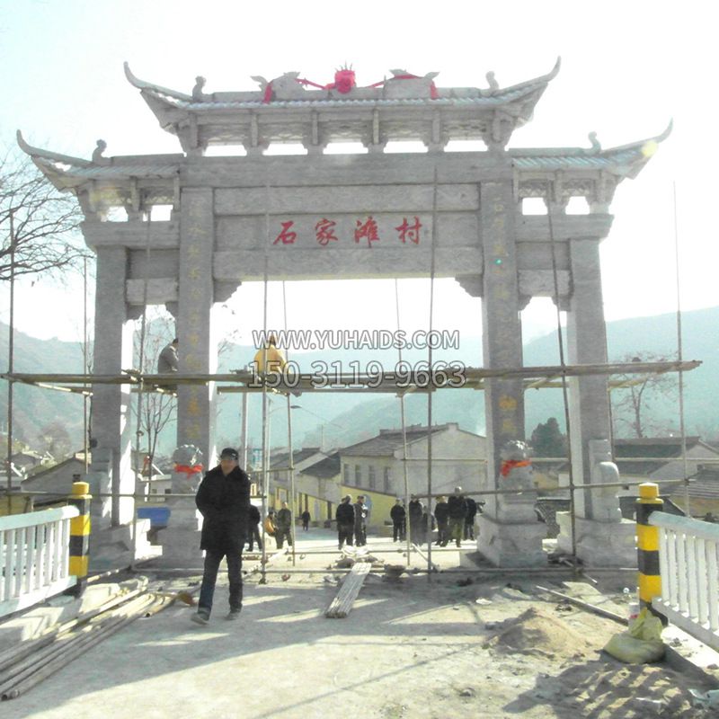 石家滩村入口石牌坊雕塑