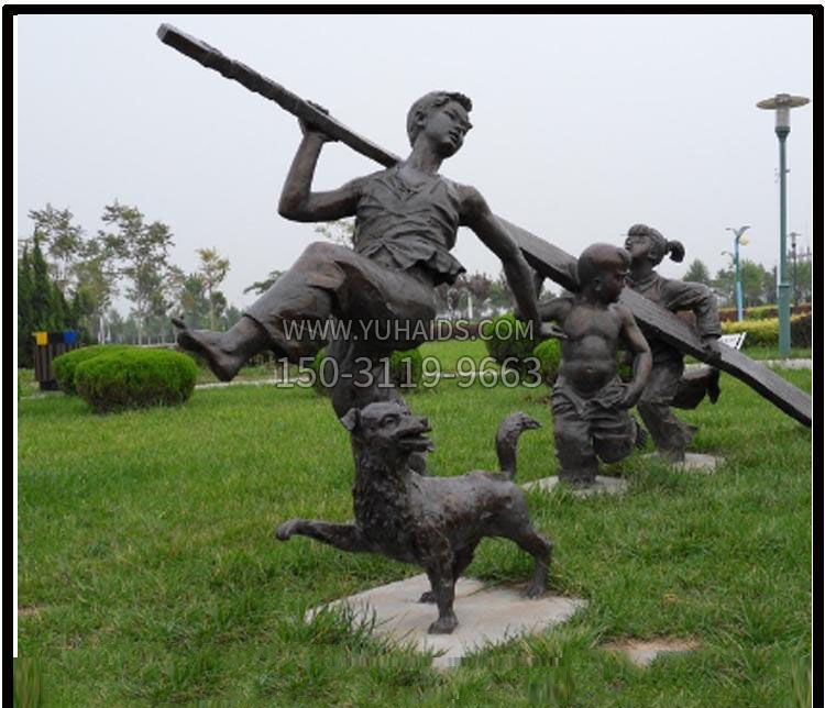 抬木头奔跑的儿童铜雕雕塑