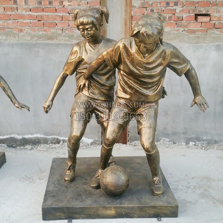 踢足球的小女孩雕塑