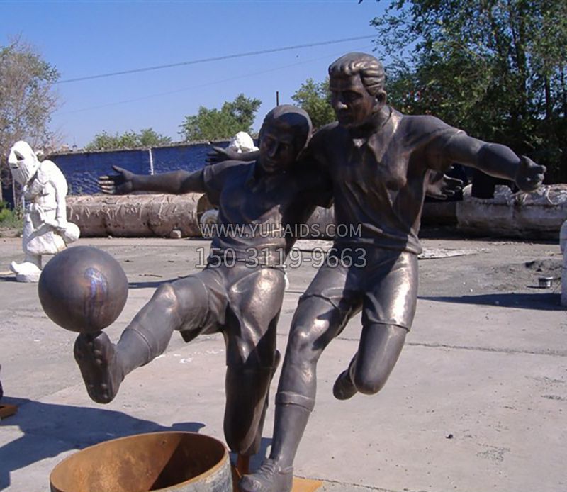 铜雕公园踢足球运动员人物雕塑