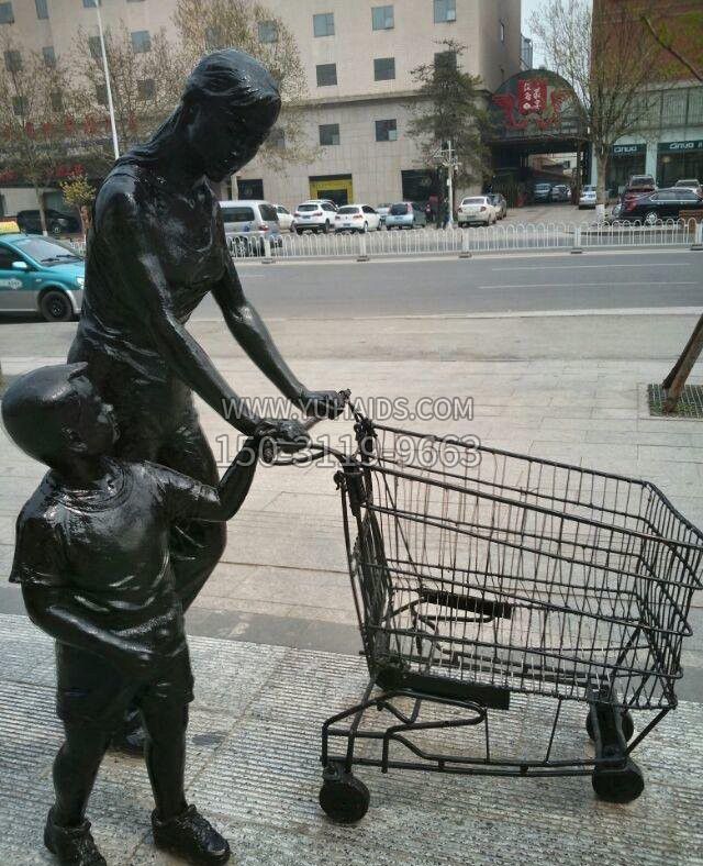 推购物车的人物铜雕雕塑