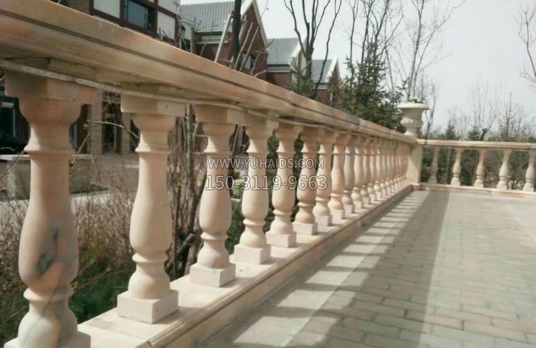 晚霞红石雕栏杆雕塑