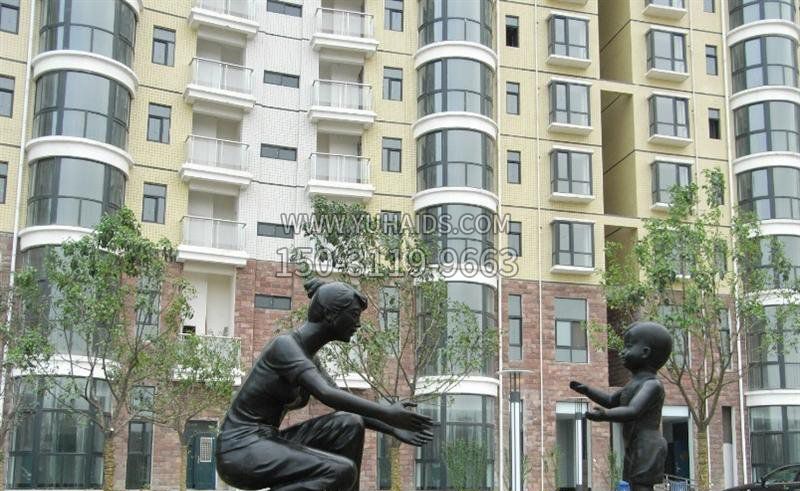 小区妈妈带孩子人物铜雕雕塑