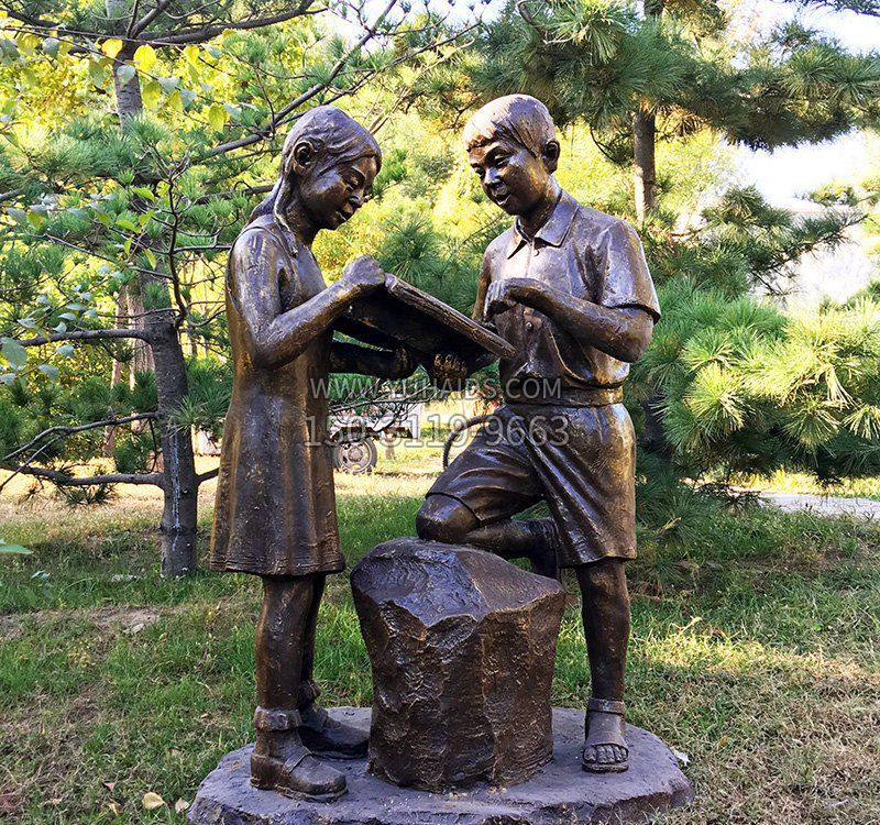 校园读书的学生铜雕雕塑