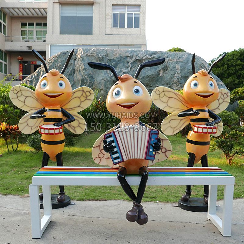 演奏乐器的卡通蜜蜂雕塑