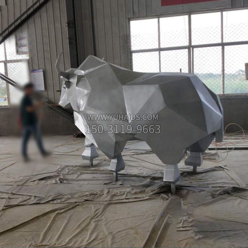 银灰色几何块状抽象牛 雕塑