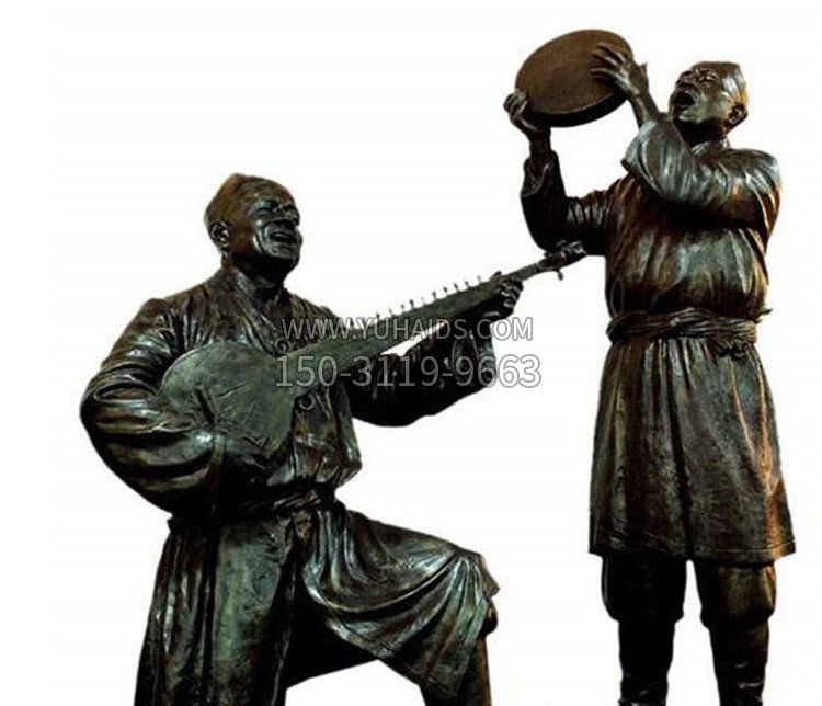 演奏乐器的新疆人人物铜雕雕塑
