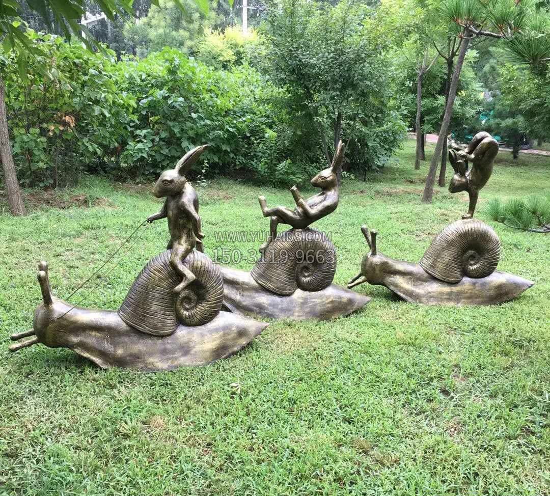在蜗牛上摆姿势的兔子铜雕雕塑