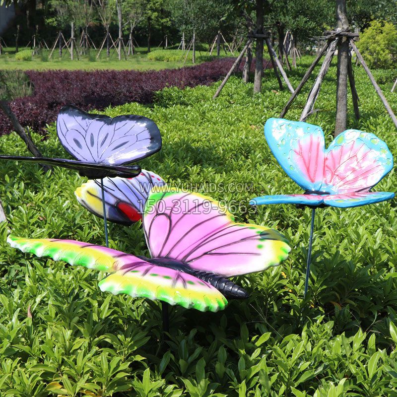 展翅的蝴蝶，公园草丛仿真动物装饰雕塑