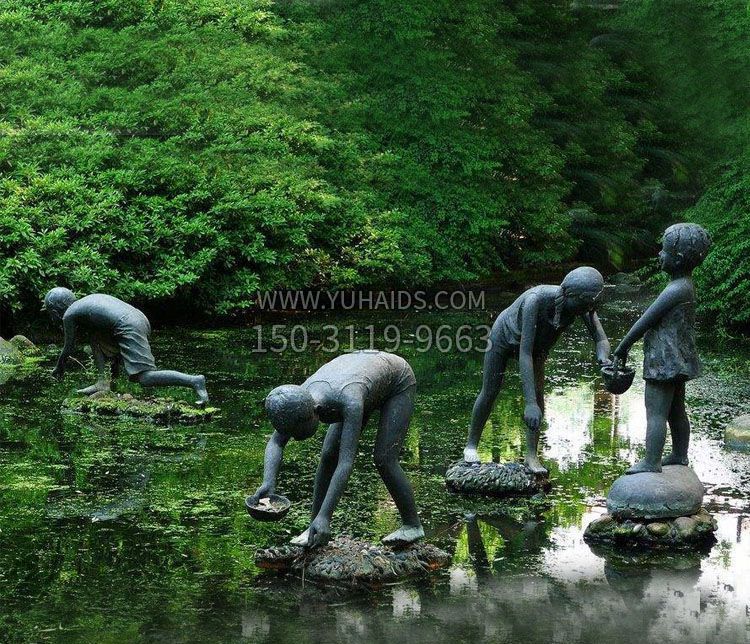 在水里干活的儿童铜雕雕塑
