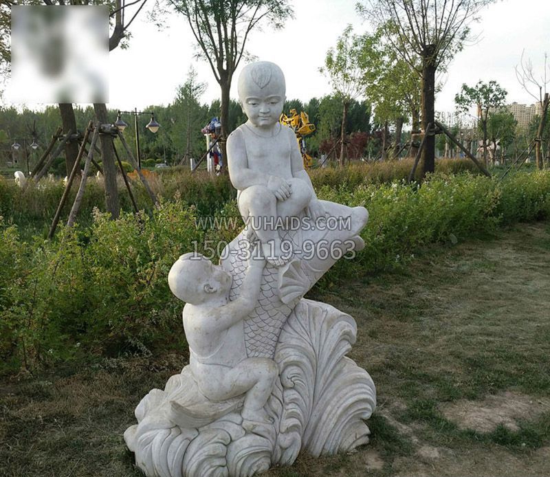 坐在海豚儿童石雕雕塑