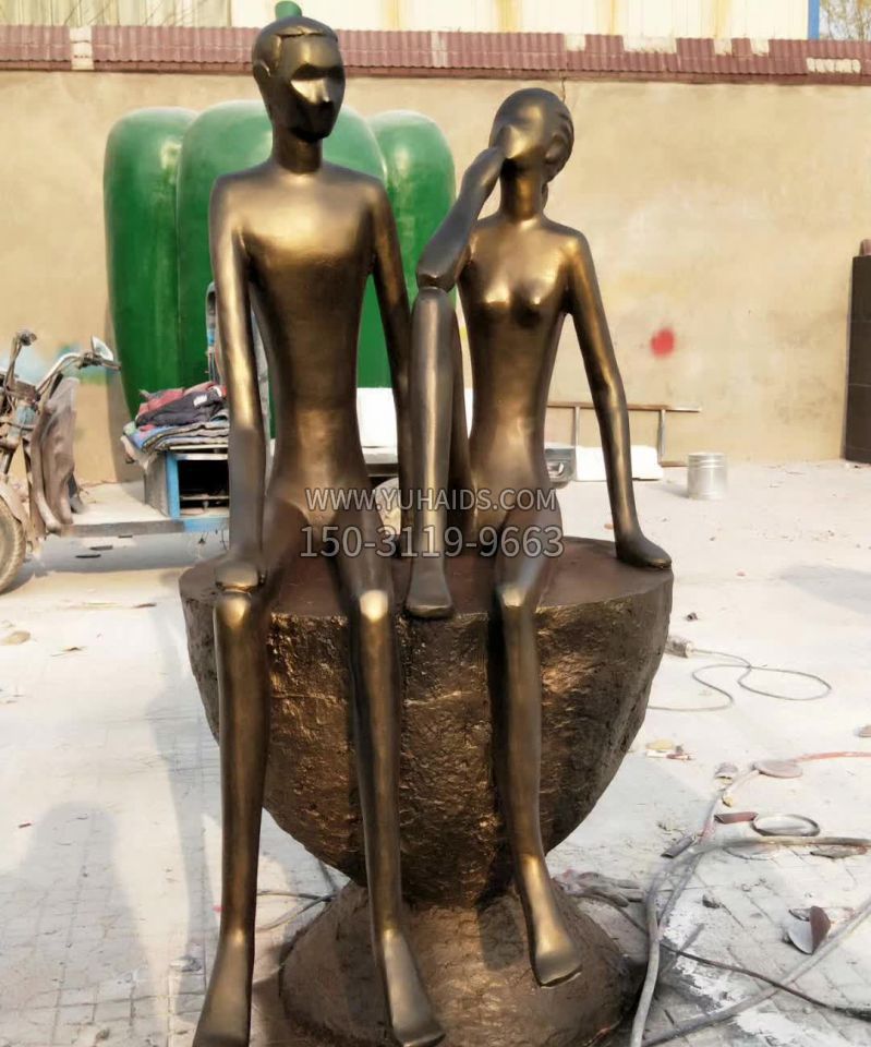 坐着聊天的情侣人物铜雕雕塑