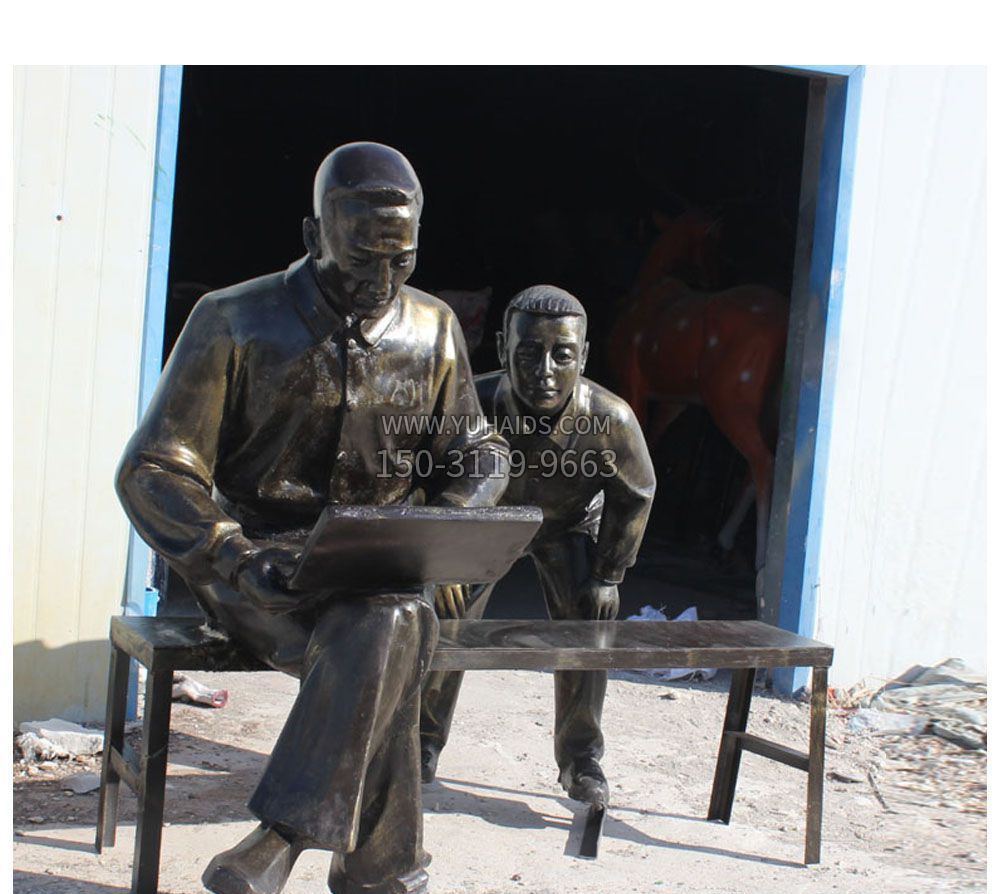 坐长椅看电脑的人物铜雕雕塑