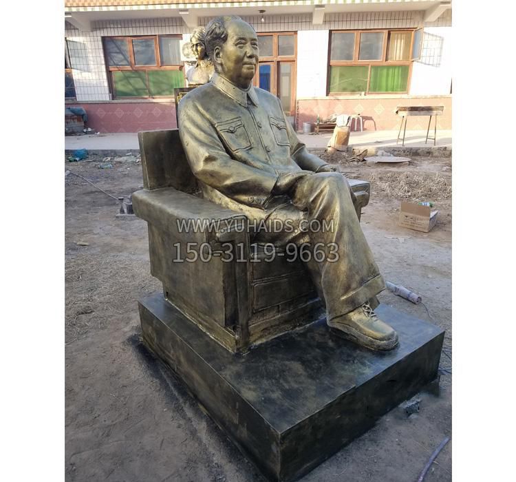 坐着的毛主席雕塑