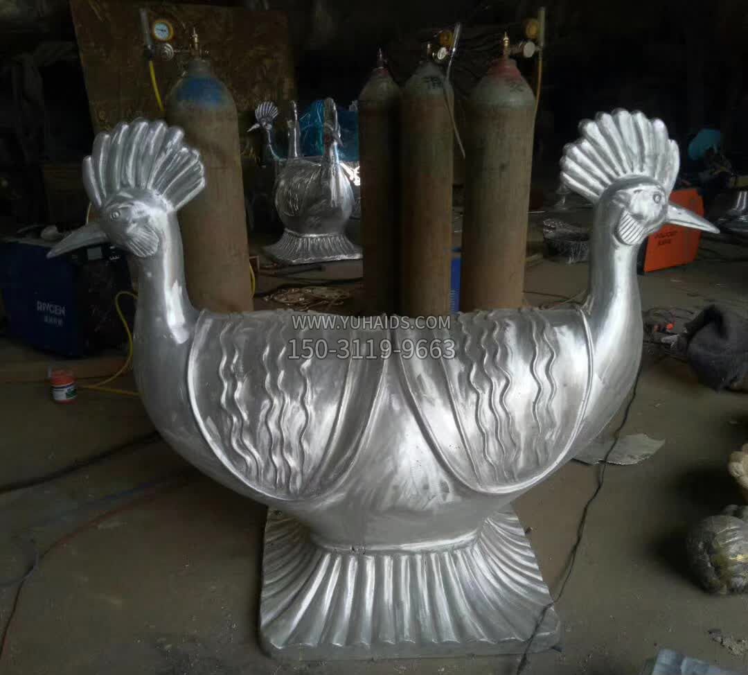 啄木鸟不锈钢座椅雕塑