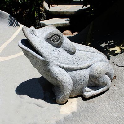 青石青蛙雕塑