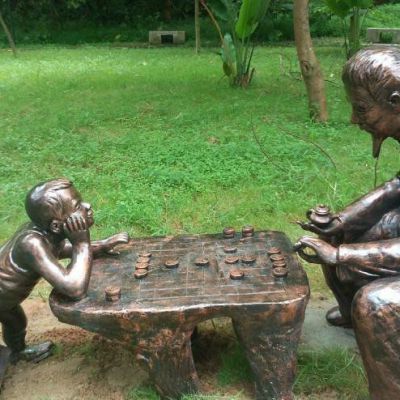 公园爷孙俩下棋小品雕塑