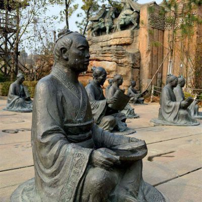公园拿着竹简的古代人物铜雕