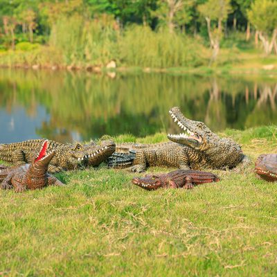 树脂鳄鱼仿真动物雕塑，公园水池草丛动物摆件