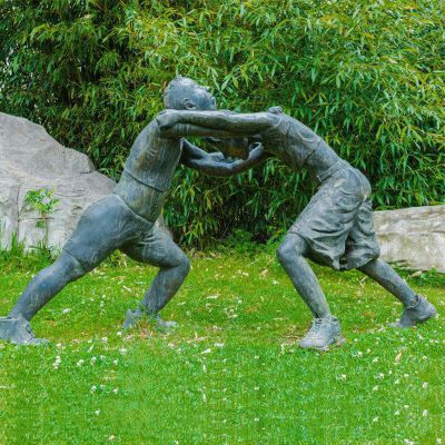摔跤运动小孩公园草坪铜雕