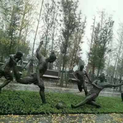 踢足球公园运动人物铜雕