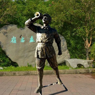 铜雕吹军号的八路军