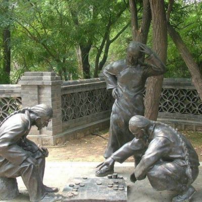 公园铜雕下象棋人物雕塑