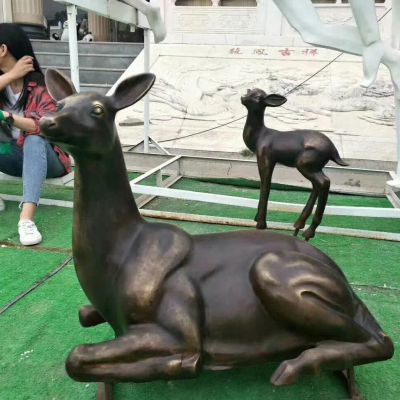 铸铜广场动物鹿雕塑 