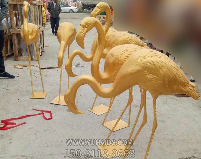 景区摆放一群不锈钢火烈鸟雕塑