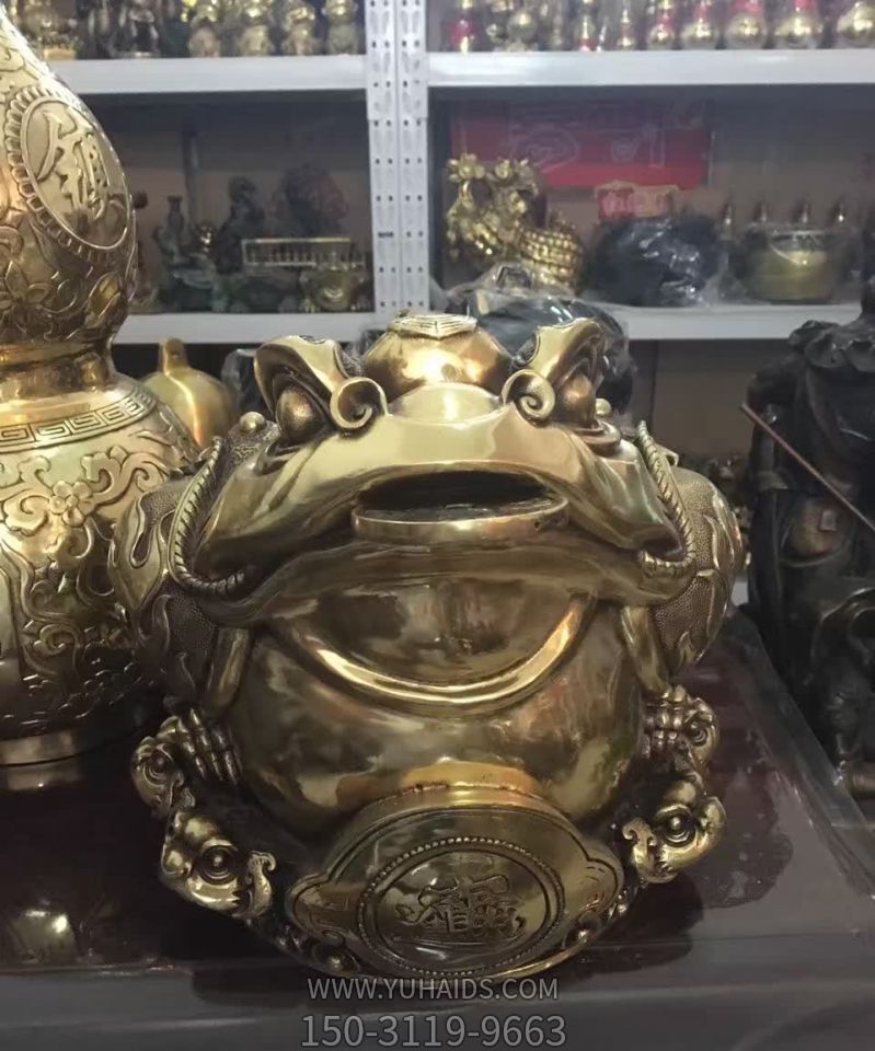 商场里摆放的铜色的玻璃钢创意金蟾雕塑