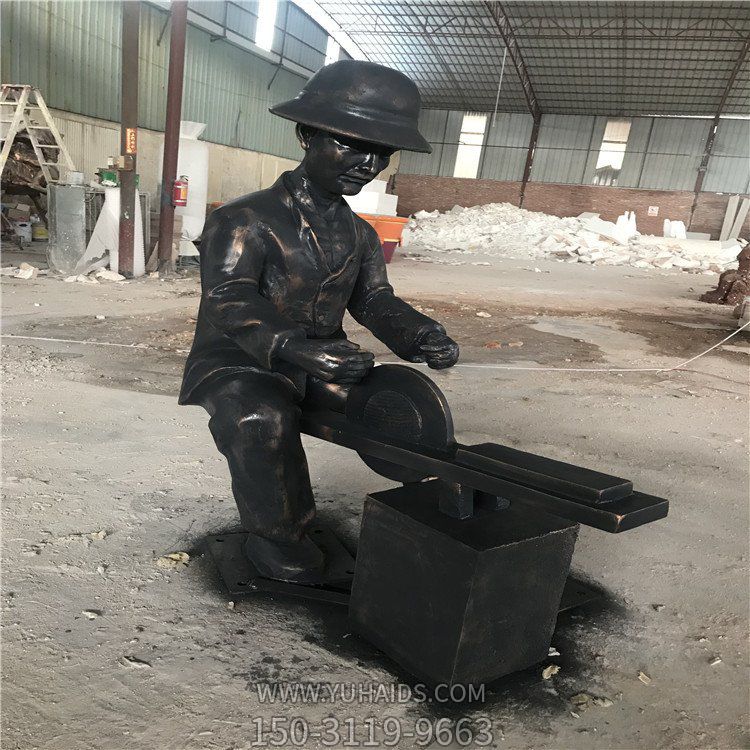 民俗情景主题玻璃钢仿铜城市街道人物雕塑