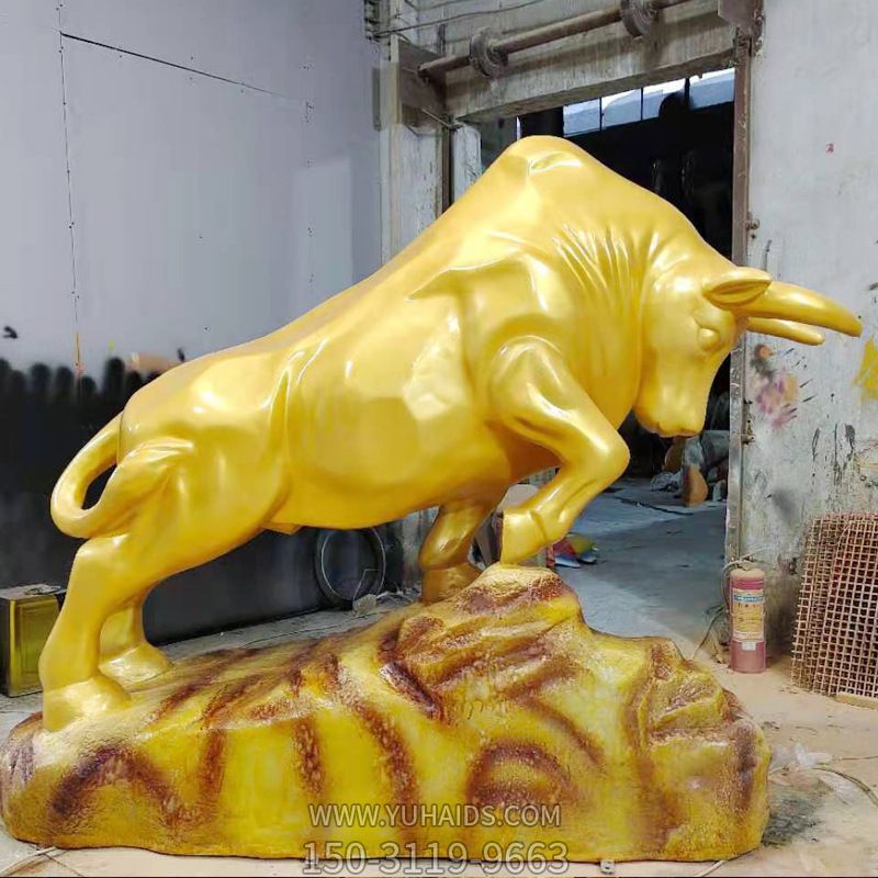 街道上摆放的金色的玻璃钢彩绘华尔街牛雕塑