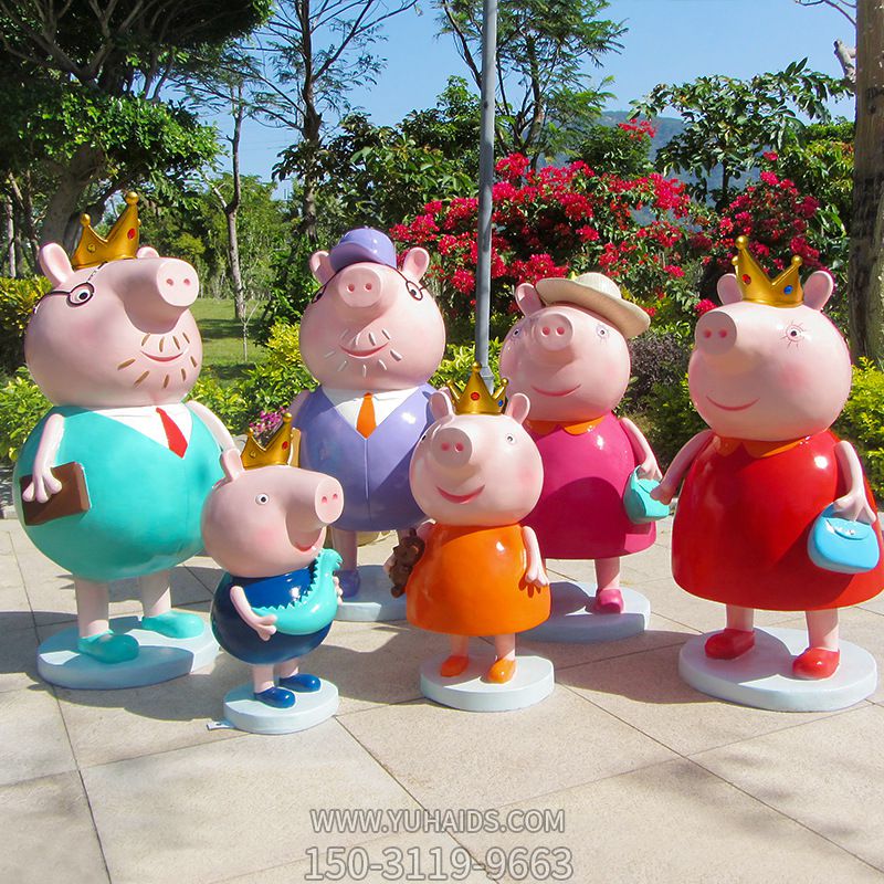 游乐场摆放的一家六口的玻璃钢彩绘佩奇雕塑