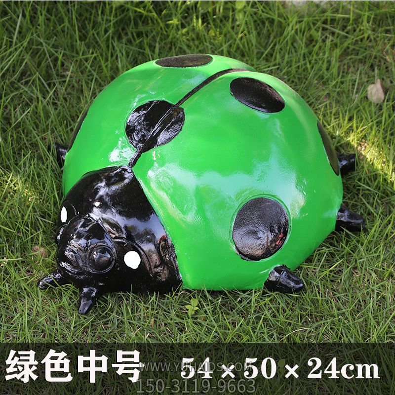 草地上摆放的绿色中号玻璃钢卡通瓢虫雕塑