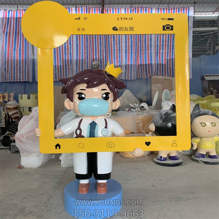 玻璃钢卡通医生相框景区商业街拍照雕塑