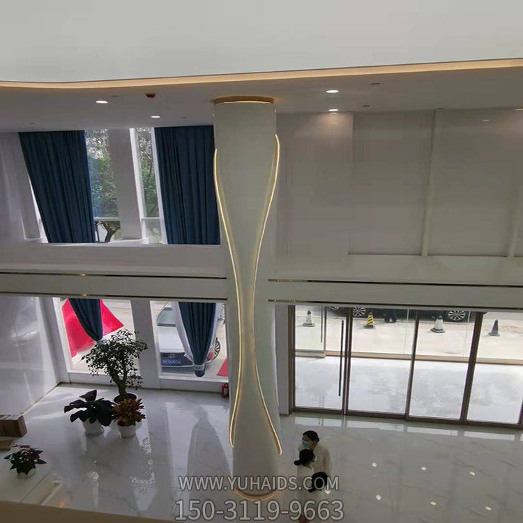 商场室内摆放玻璃钢人物造型雕像雕塑