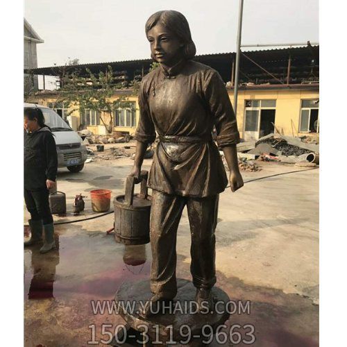 景区园林情景小品玻璃钢仿铜提水的女性人物雕塑
