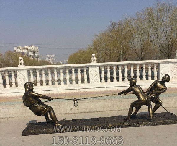 学校广场摆放儿童拔河玻璃钢雕塑
