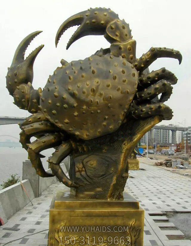 公园摆放的玻璃钢喷漆螃蟹雕塑