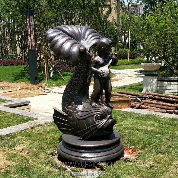 喷水鲤鱼铜雕，头上站个小男孩的鲤鱼雕塑