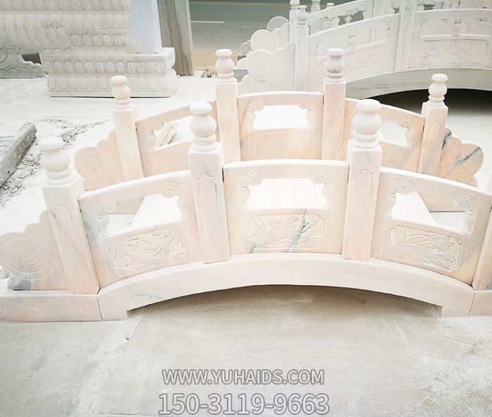 城市公园景观晚霞红石雕拱桥雕塑