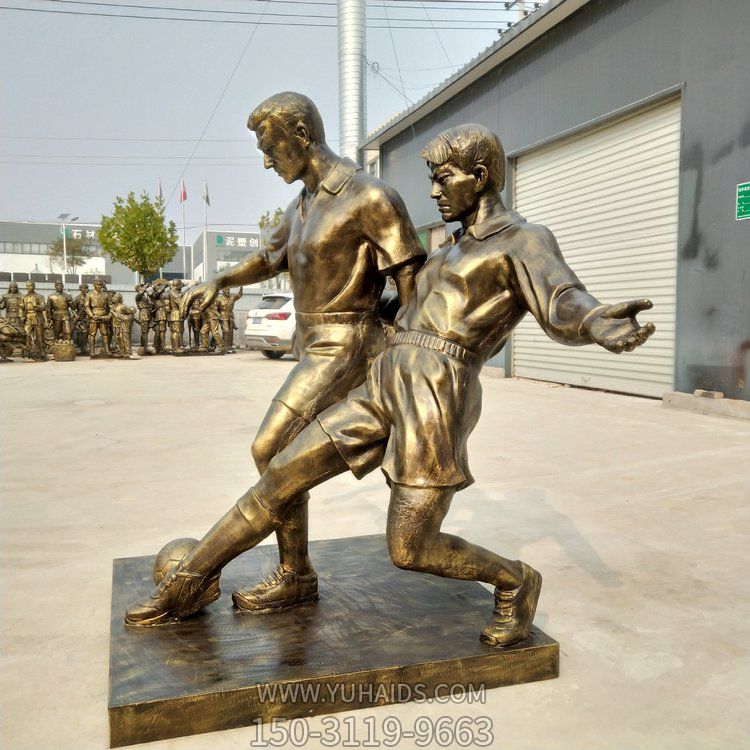 校园广场铜雕踢足球的人物景观雕塑
