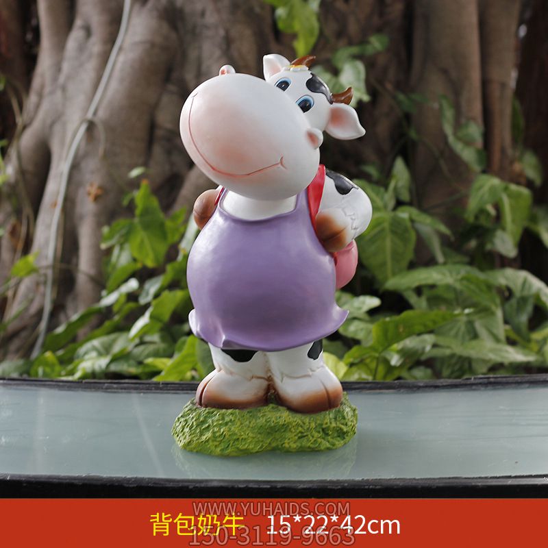 草坪中一只背包玻璃钢奶牛雕塑